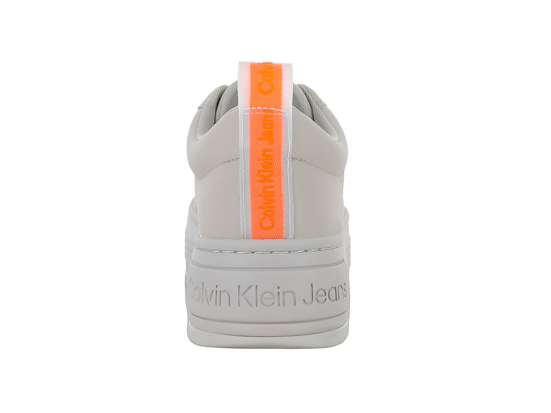Tenis Calvin Klein de color beige con suela de plataforma gruesa y cordones blancos.