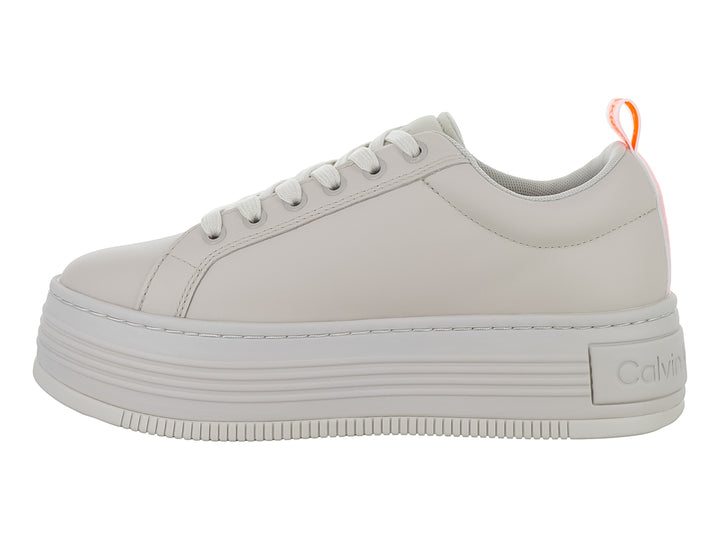 Tenis Calvin Klein de color beige con suela de plataforma gruesa y cordones blancos.