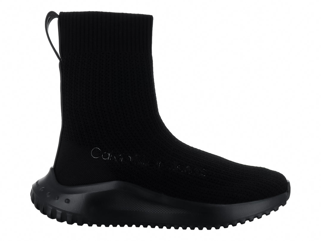 Tenis negros de Calvin Klein estilo calcetín con suela gruesa y acabado mate.