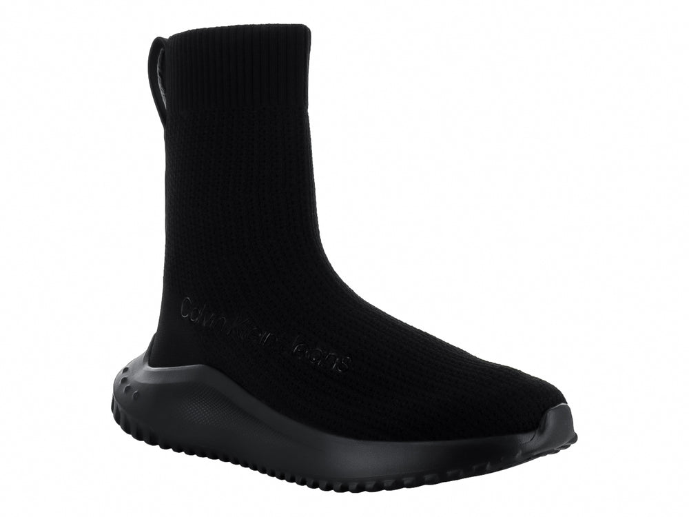 Tenis negros de Calvin Klein estilo calcetín con suela gruesa y acabado mate.