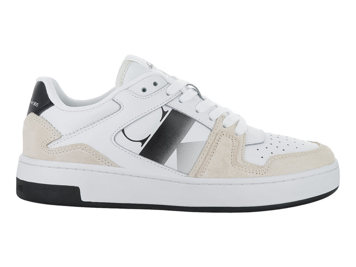 Tenis blancos Calvin Klein con detalles en beige y suela blanca con base negra.