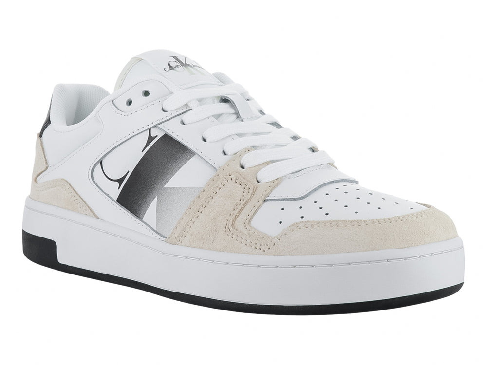 Tenis blancos Calvin Klein con detalles en beige y suela blanca con base negra.
