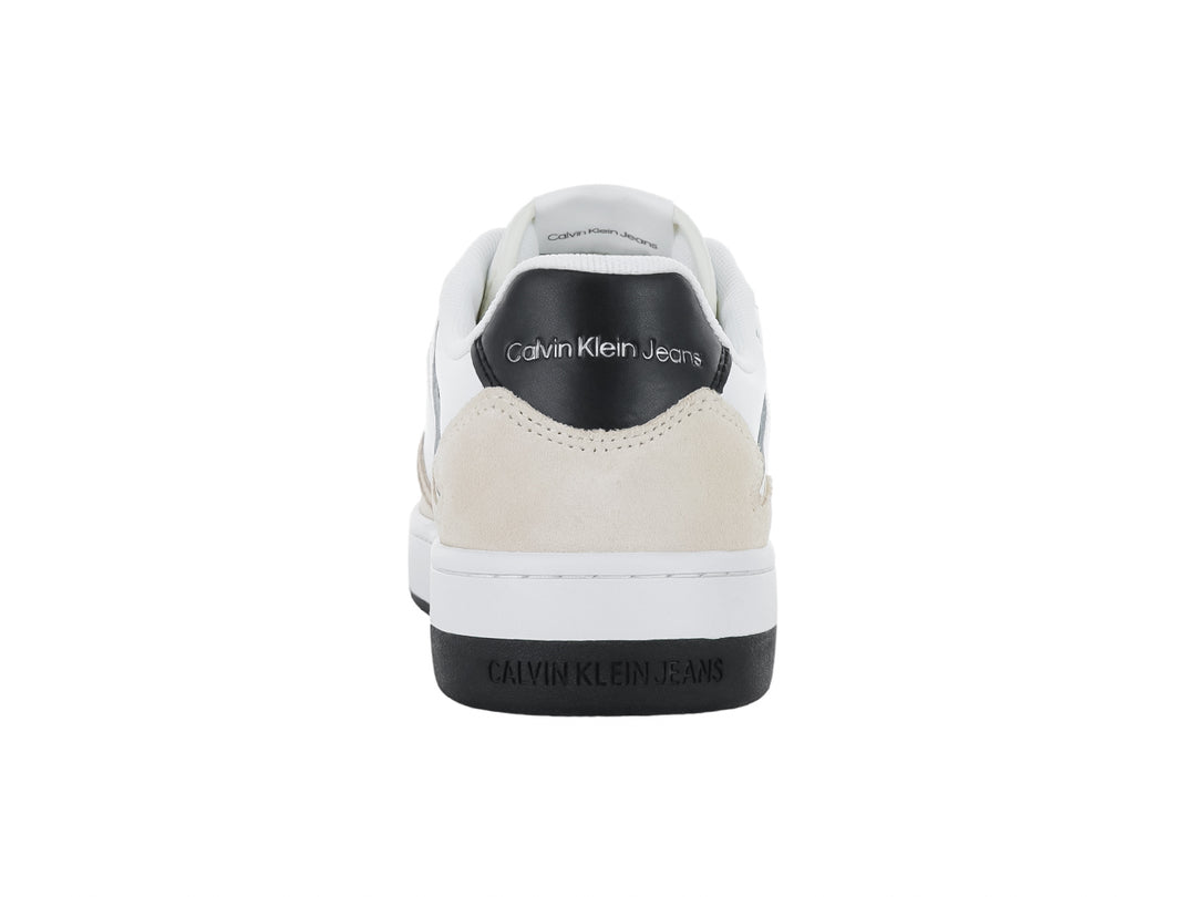 Tenis blancos Calvin Klein con detalles en beige y suela blanca con base negra.