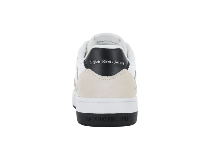 Tenis blancos Calvin Klein con detalles en beige y suela blanca con base negra.