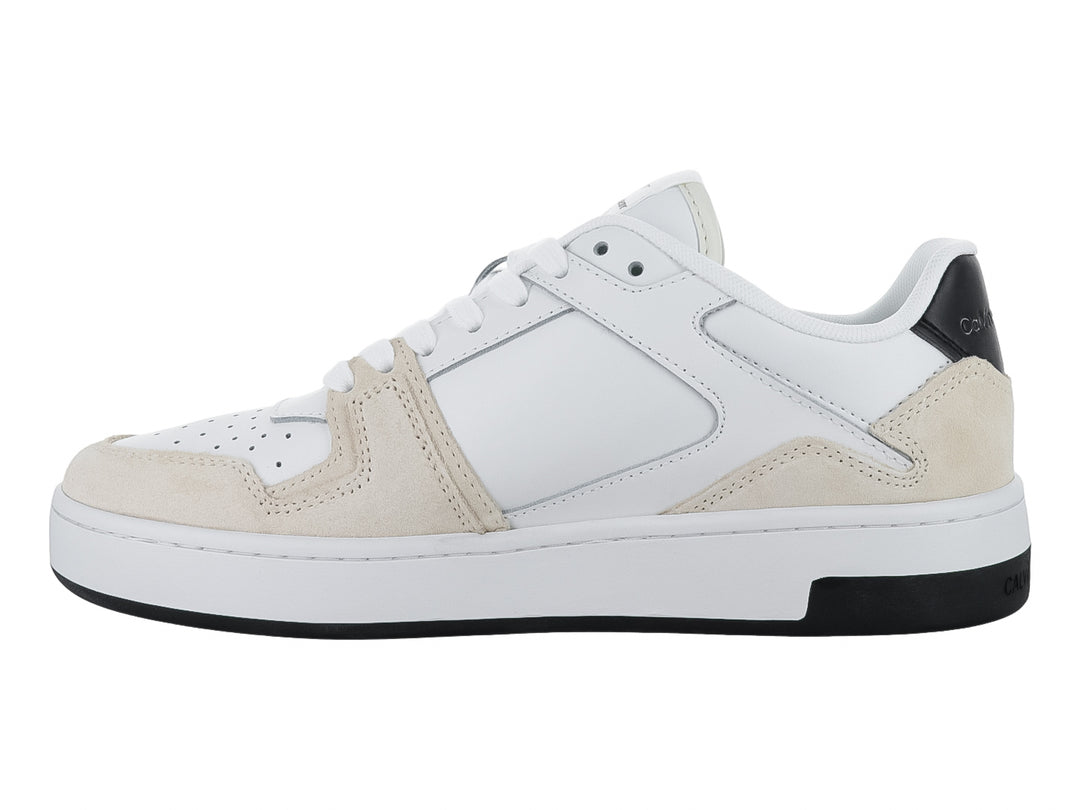 Tenis blancos Calvin Klein con detalles en beige y suela blanca con base negra.