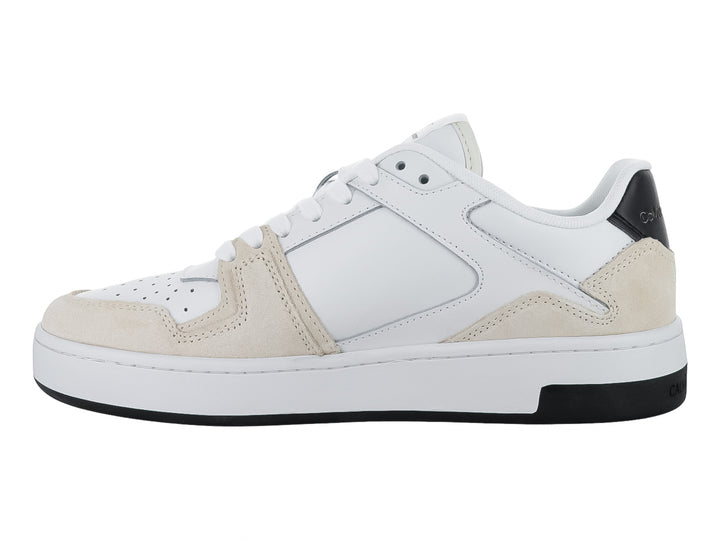 Tenis blancos Calvin Klein con detalles en beige y suela blanca con base negra.