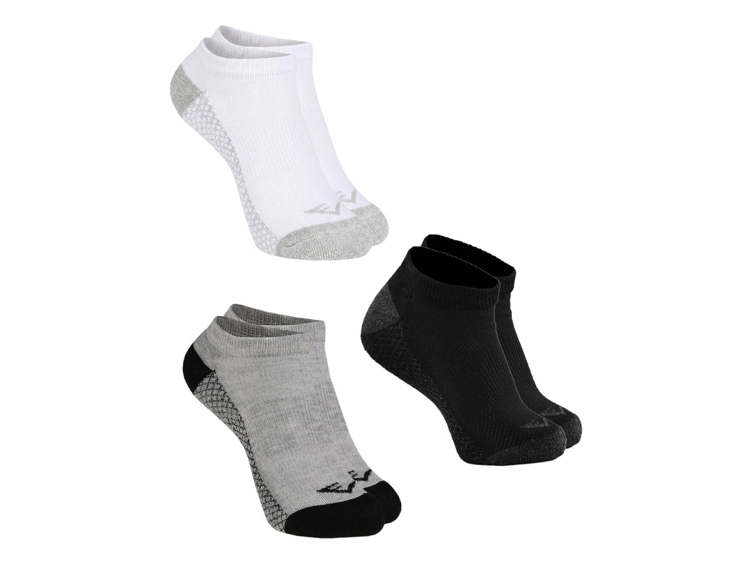 Tres pares de calcetines infantiles Everlast en colores blanco, gris y negro.