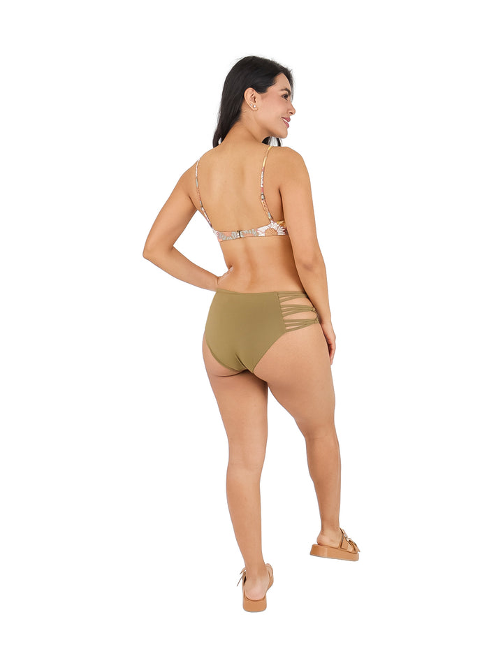Mujer modelando un bikini de dos piezas con top floral y parte inferior en color olivo.
