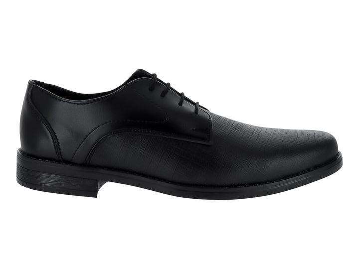 Zapato formal negro de material sintético con textura grabada irregular y cordones.