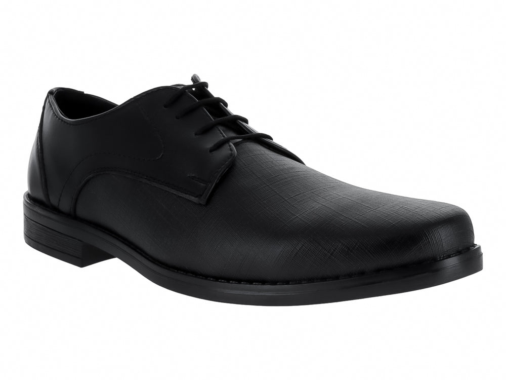 Zapato formal negro de material sintético con textura grabada irregular y cordones.