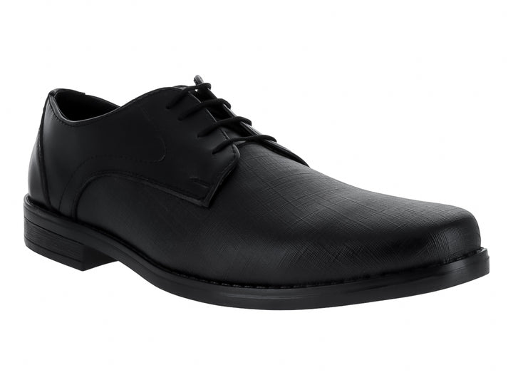 Zapato formal negro de material sintético con textura grabada irregular y cordones.