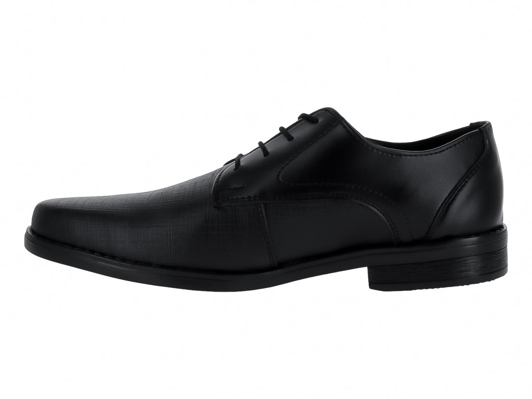 Zapato formal negro de material sintético con textura grabada irregular y cordones.