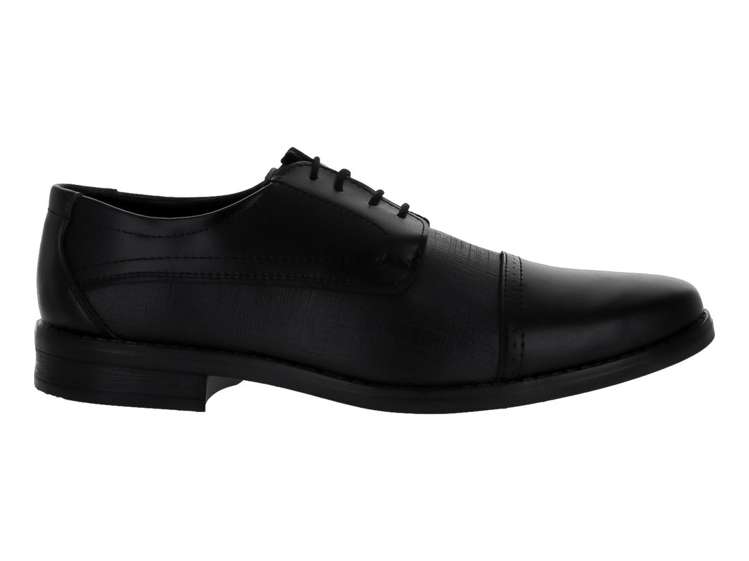 Zapato formal negro con acabado grabado irregular y agujetas.