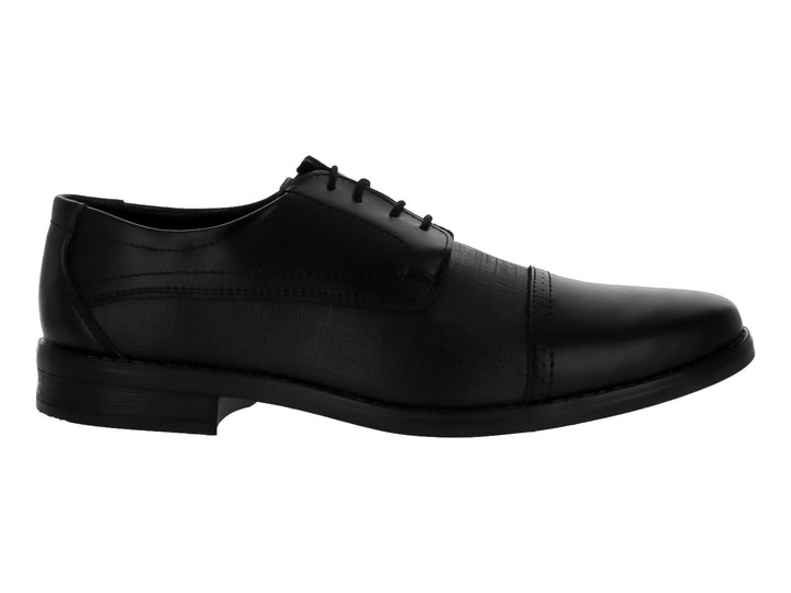 Zapato formal negro con acabado grabado irregular y agujetas.