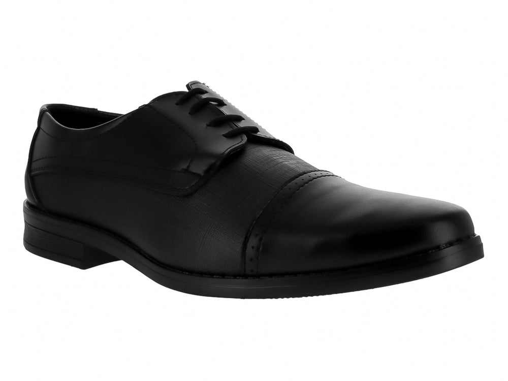 Zapato formal negro con acabado grabado irregular y agujetas.