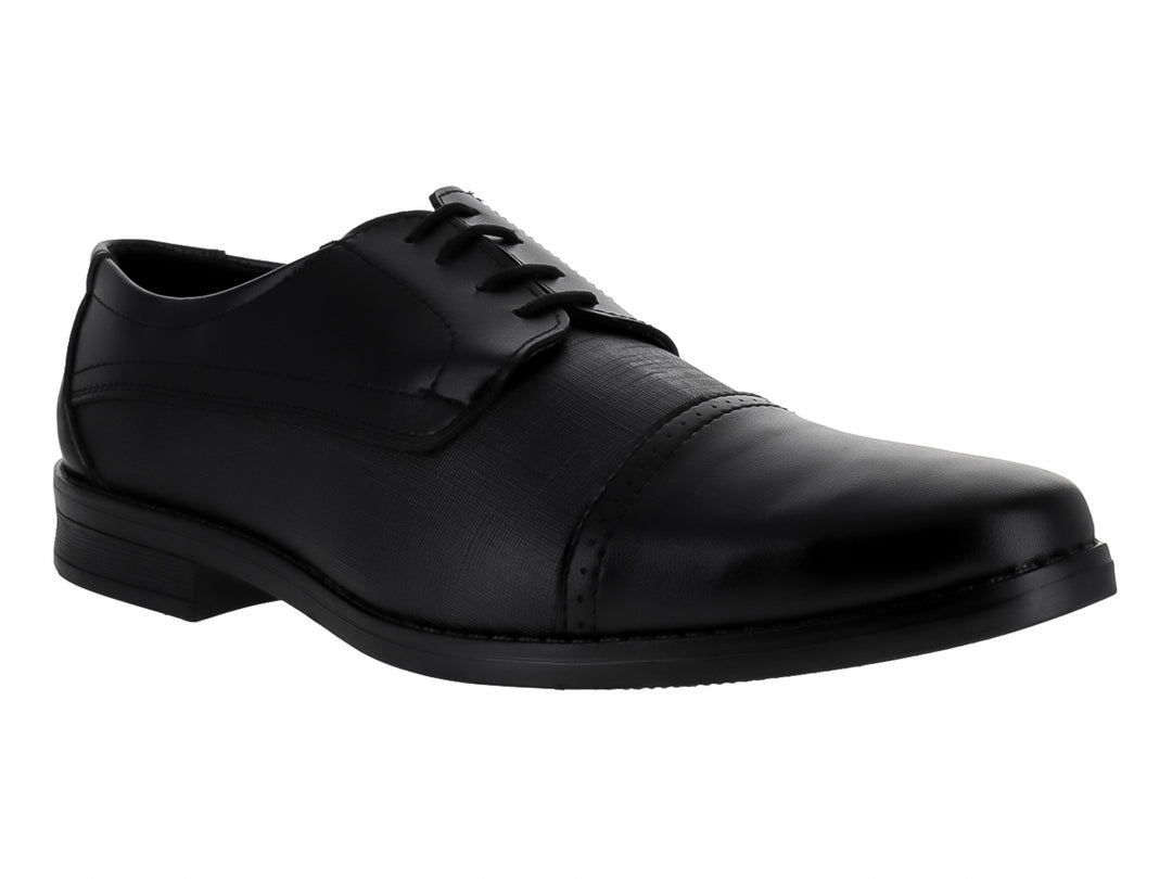 Zapato formal negro con acabado grabado irregular y agujetas.