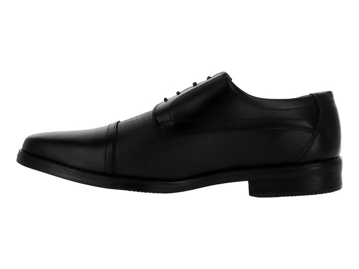 Zapato formal negro con acabado grabado irregular y agujetas.