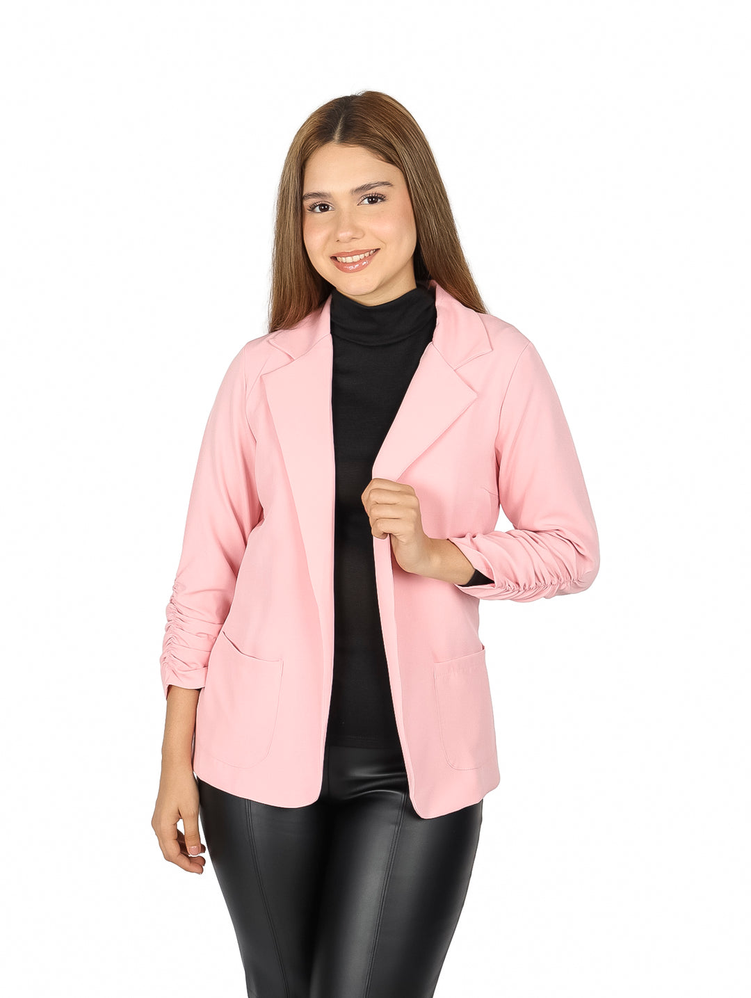 Mujer vistiendo un saco color rosa claro con mangas 3/4 surcidas y cuello solapa.