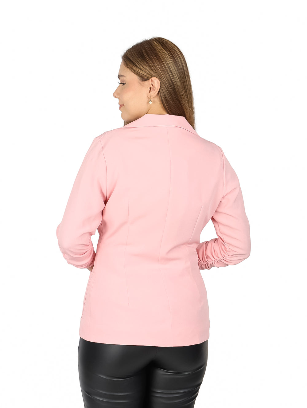 Mujer vistiendo un saco color rosa claro con mangas 3/4 surcidas y cuello solapa.