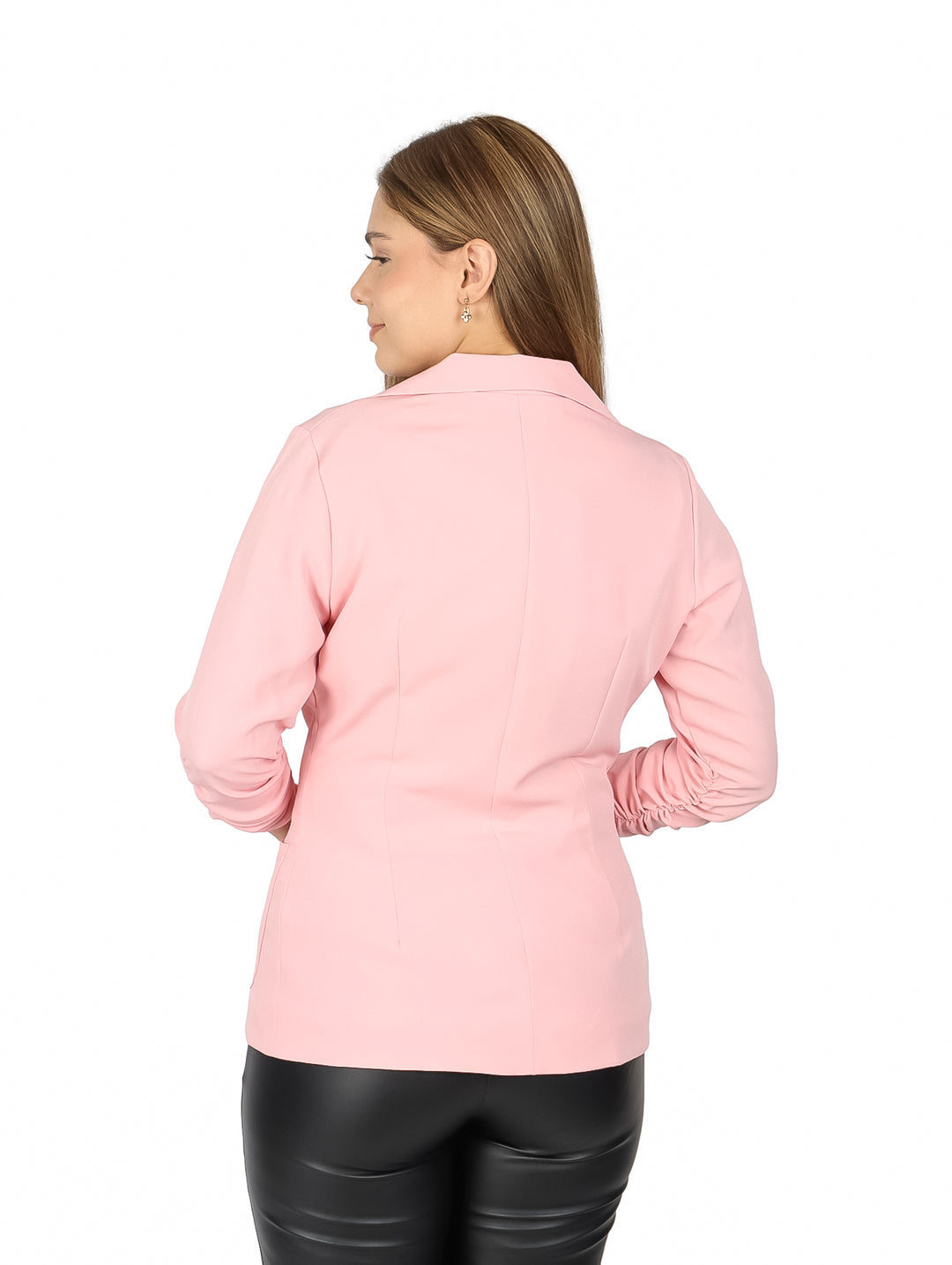 Mujer vistiendo un saco color rosa claro con mangas 3/4 surcidas y cuello solapa.