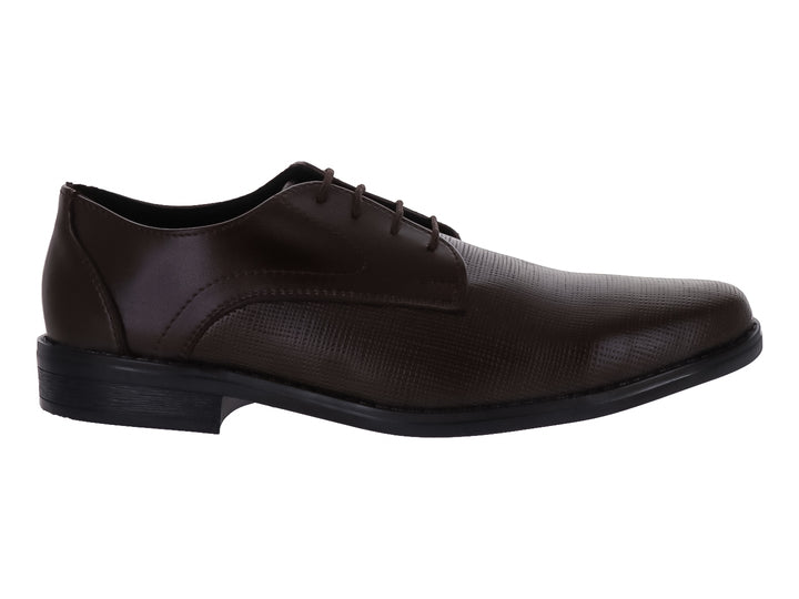 Zapato formal para hombre en color café con textura grabada irregular y suela negra.