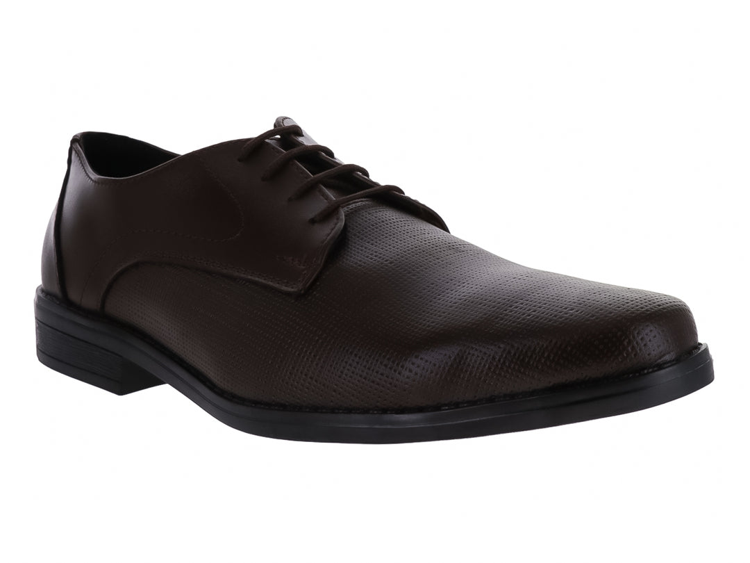Zapato formal para hombre en color café con textura grabada irregular y suela negra.