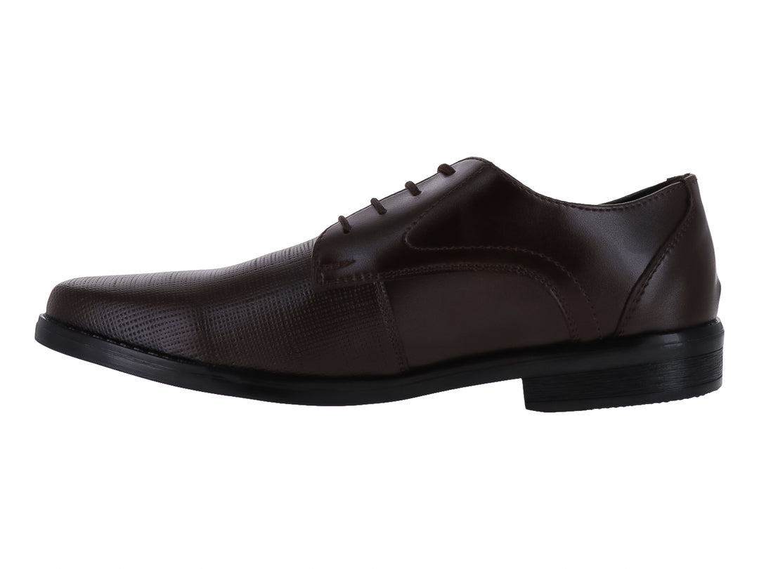 Zapato formal para hombre en color café con textura grabada irregular y suela negra.