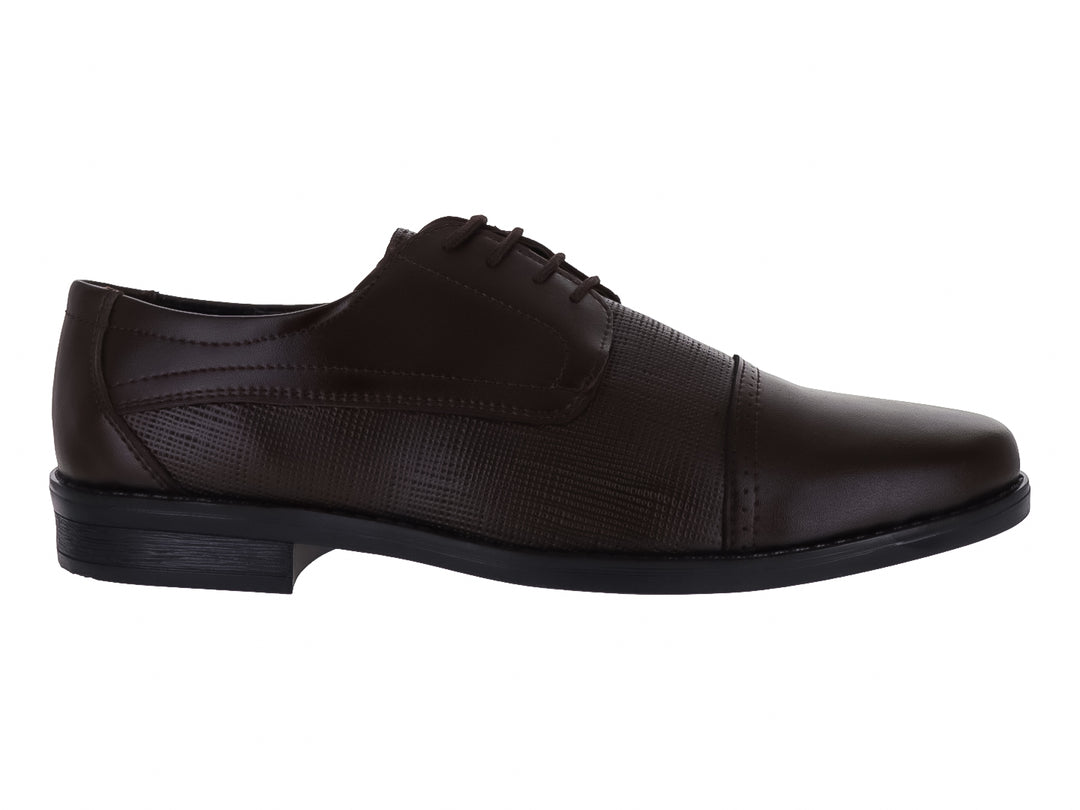 Zapato formal para hombre color café con textura grabada lateral y cordones.
