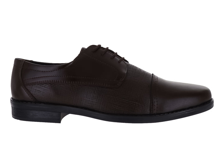 Zapato formal para hombre color café con textura grabada lateral y cordones.