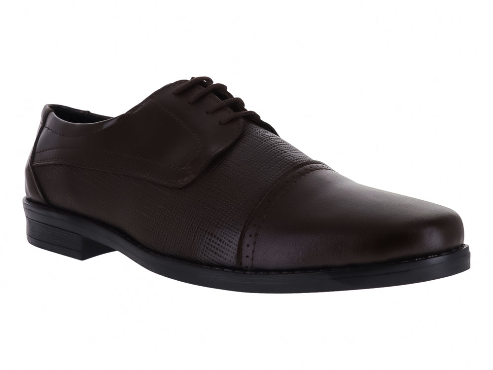 Zapato formal para hombre color café con textura grabada lateral y cordones.