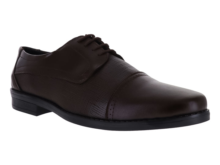 Zapato formal para hombre color café con textura grabada lateral y cordones.