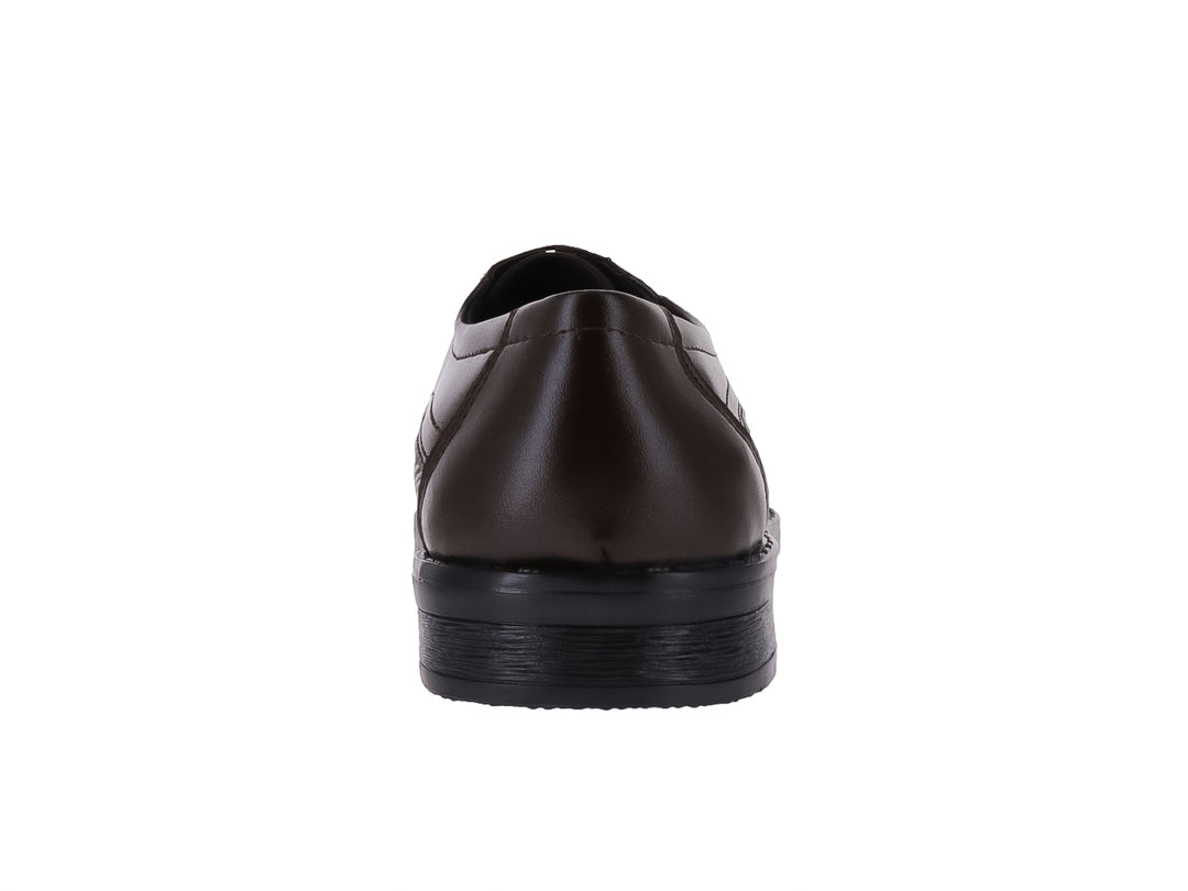 Zapato formal para hombre color café con textura grabada lateral y cordones.