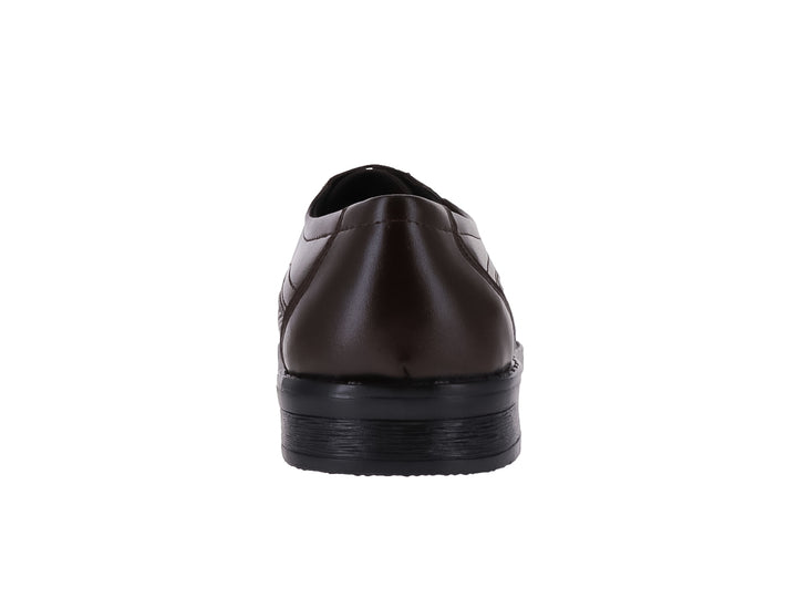 Zapato formal para hombre color café con textura grabada lateral y cordones.
