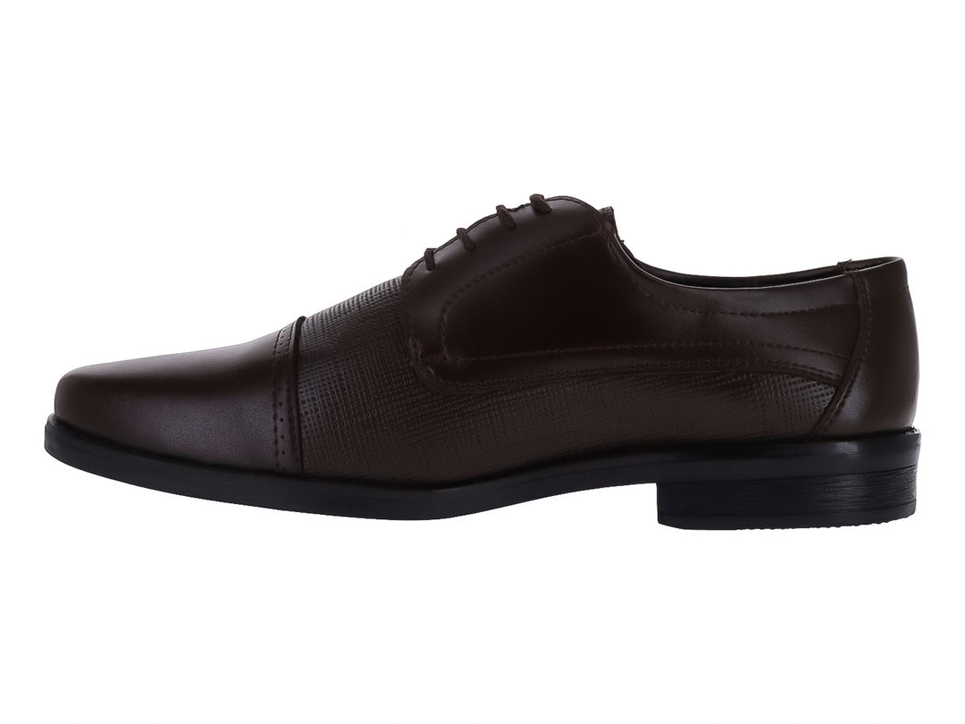 Zapato formal para hombre color café con textura grabada lateral y cordones.