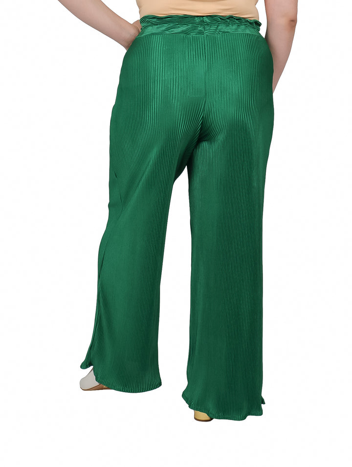 Pantalón verde plisado de pierna ancha con cintura elástica y detalle de anillo.