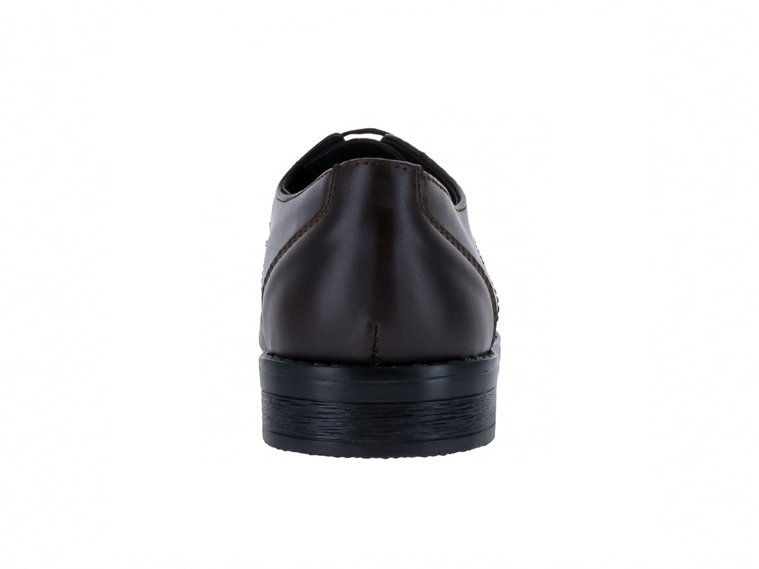 Zapato formal para hombre de color café oscuro con cordones y suela negra.