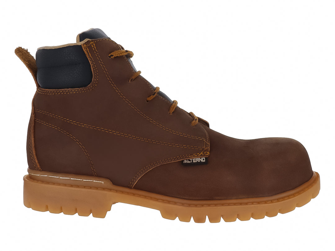 Bota de piel nubuck color cobre con suela gruesa y cordones.