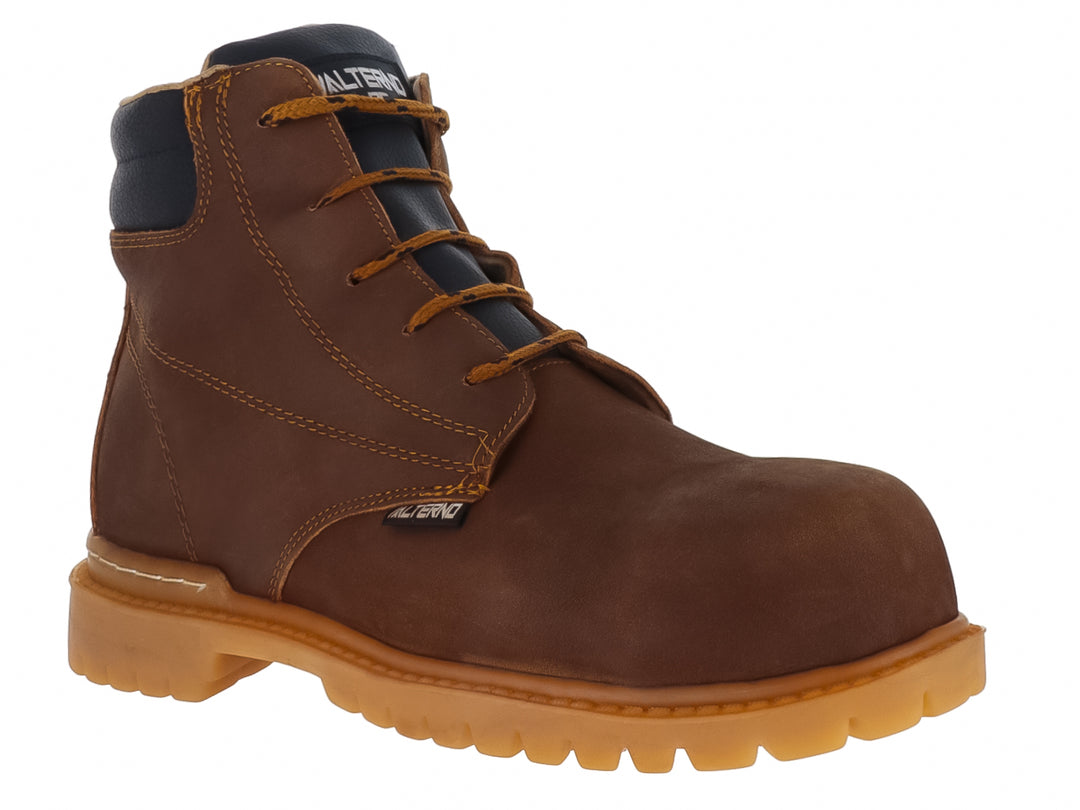 Bota de piel nubuck color cobre con suela gruesa y cordones.