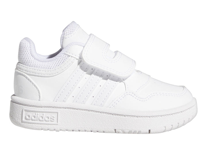 Tenis Adidas blancos para niño con cierre de velcro y suela blanca.