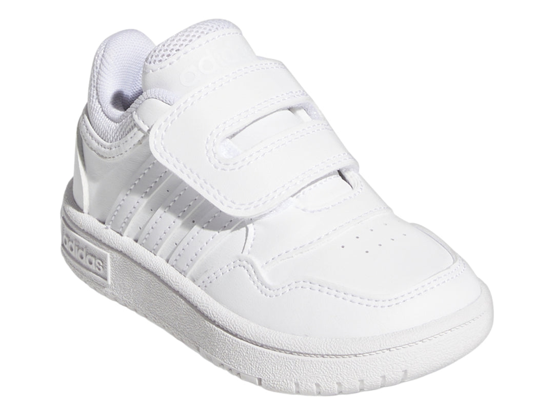 Tenis Adidas blancos para niño con cierre de velcro y suela blanca.
