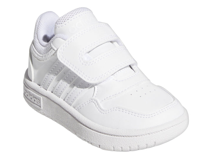 Tenis Adidas blancos para niño con cierre de velcro y suela blanca.
