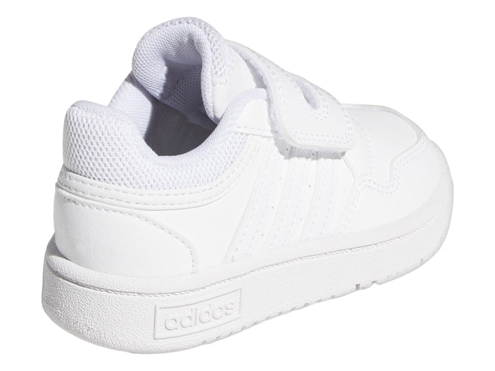 Tenis Adidas blancos para niño con cierre de velcro y suela blanca.