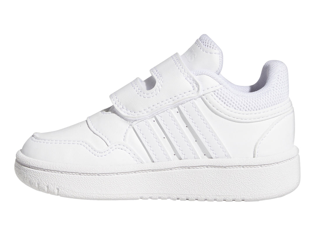 Tenis Adidas blancos para niño con cierre de velcro y suela blanca.