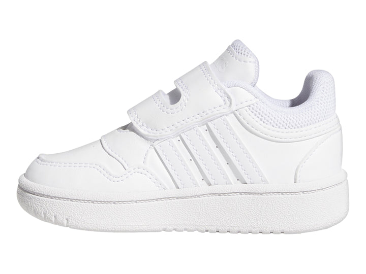 Tenis Adidas blancos para niño con cierre de velcro y suela blanca.