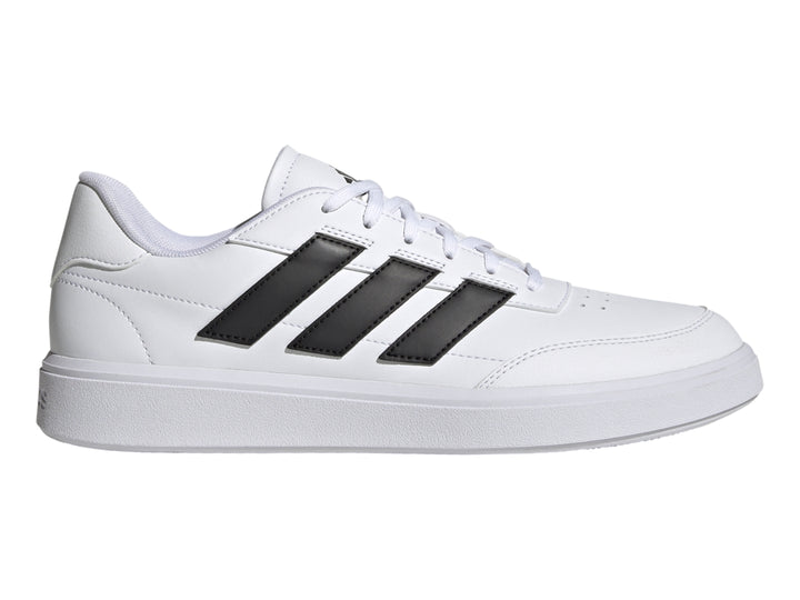 Tenis Adidas Courtblock blancos con tres franjas negras laterales y suela blanca.