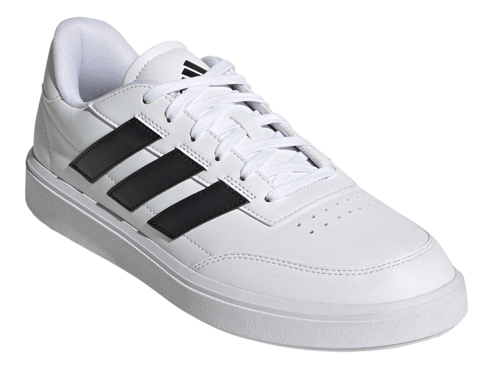 Tenis Adidas Courtblock blancos con tres franjas negras laterales y suela blanca.