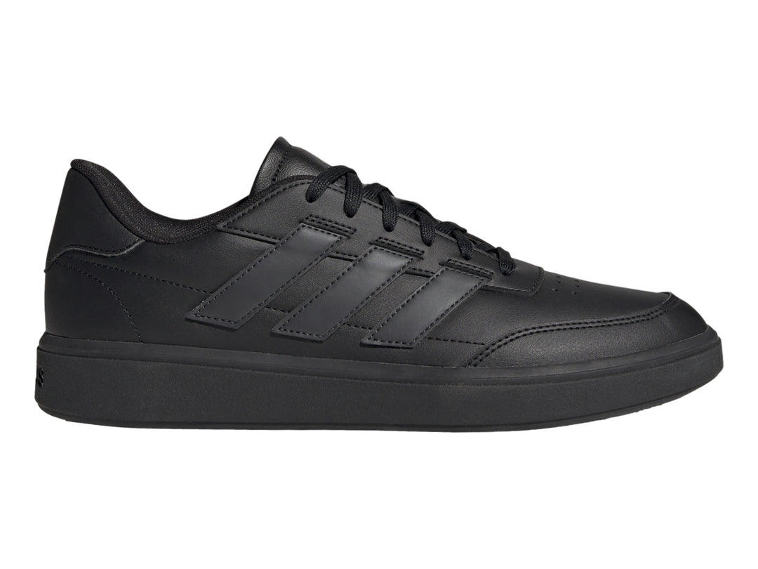 Tenis Adidas Courtblock de color negro, diseño deportivo de corte bajo con cordones.