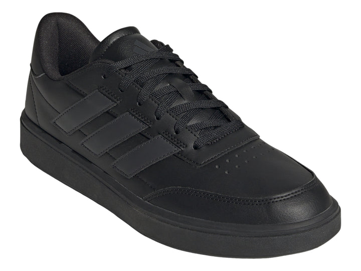 Tenis Adidas Courtblock de color negro, diseño deportivo de corte bajo con cordones.