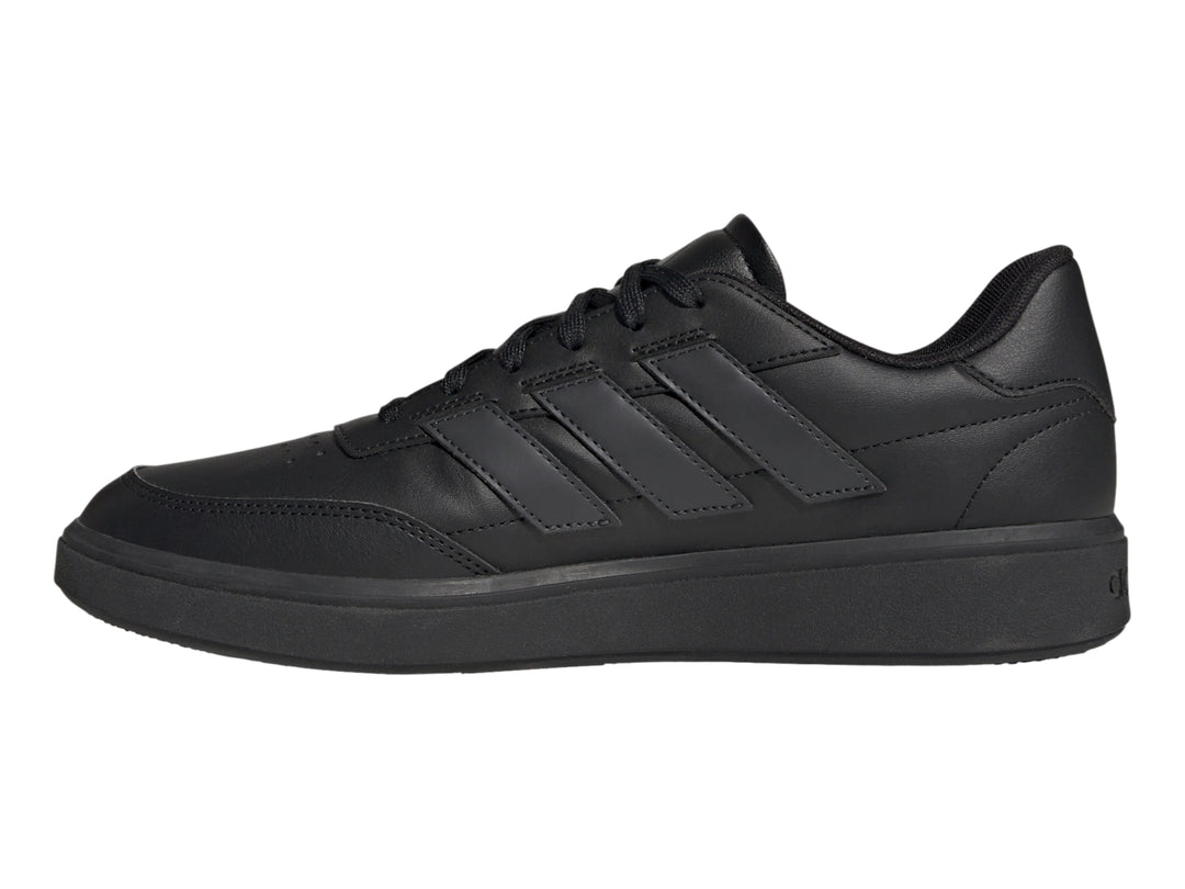 Tenis Adidas Courtblock de color negro, diseño deportivo de corte bajo con cordones.