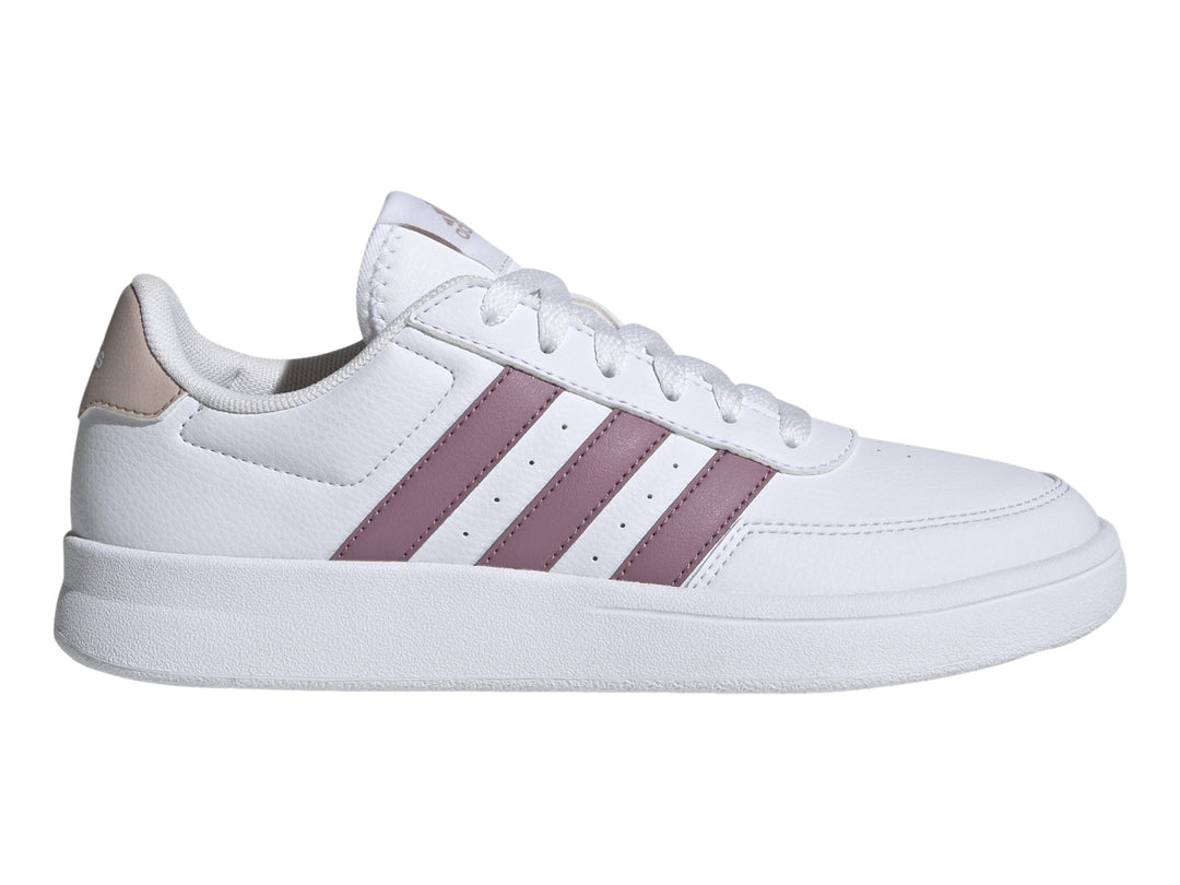 Tenis Adidas blancos con tres franjas moradas y detalle beige en el talón.